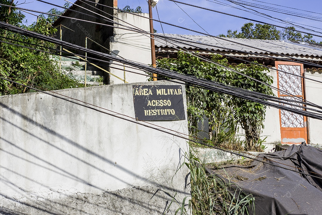 Placa sobre fachada casa