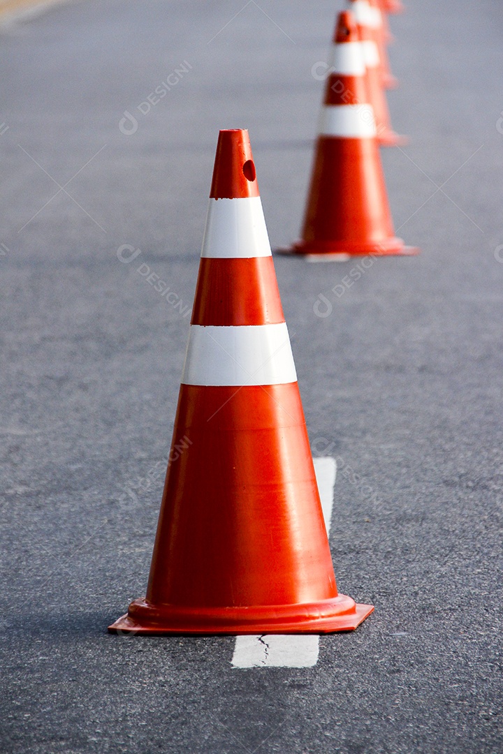 Placa de sinalização vermelha e branca