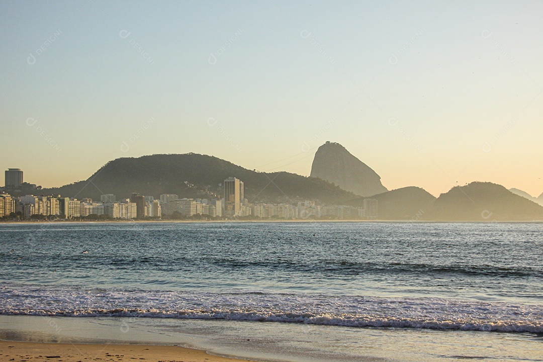 Amanhecer na praia de Copacabana no Rio de Janeiro Brasil.