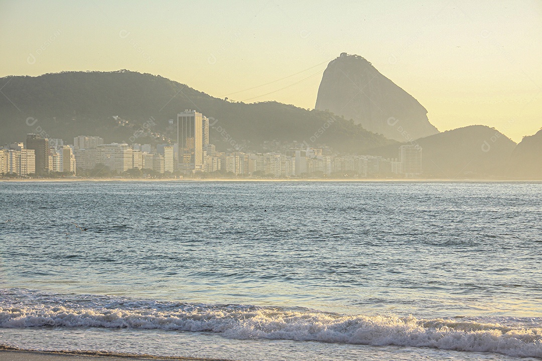 Amanhecer na praia de Copacabana no Rio de Janeiro Brasil.