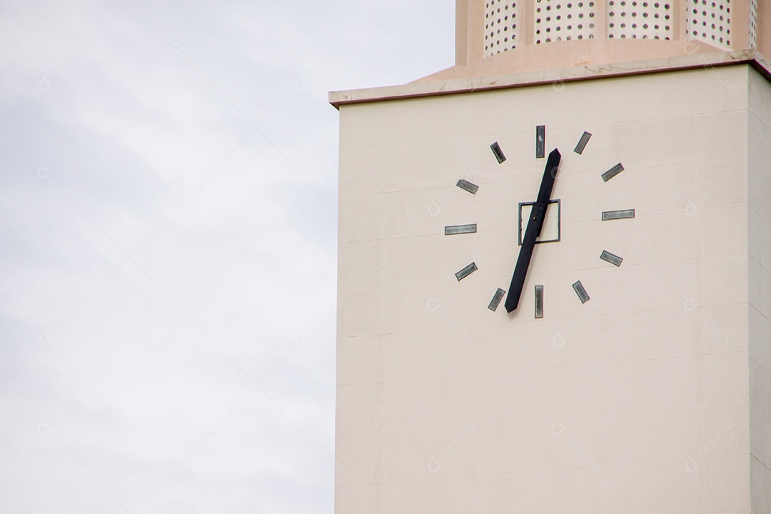 Relógio na parede de um prédio, rio de janeiro, brasil