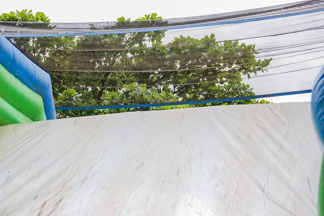 Brinquedos infláveis ​​para diversão na cor verde e azul no Rio de Janeiro- Brasil