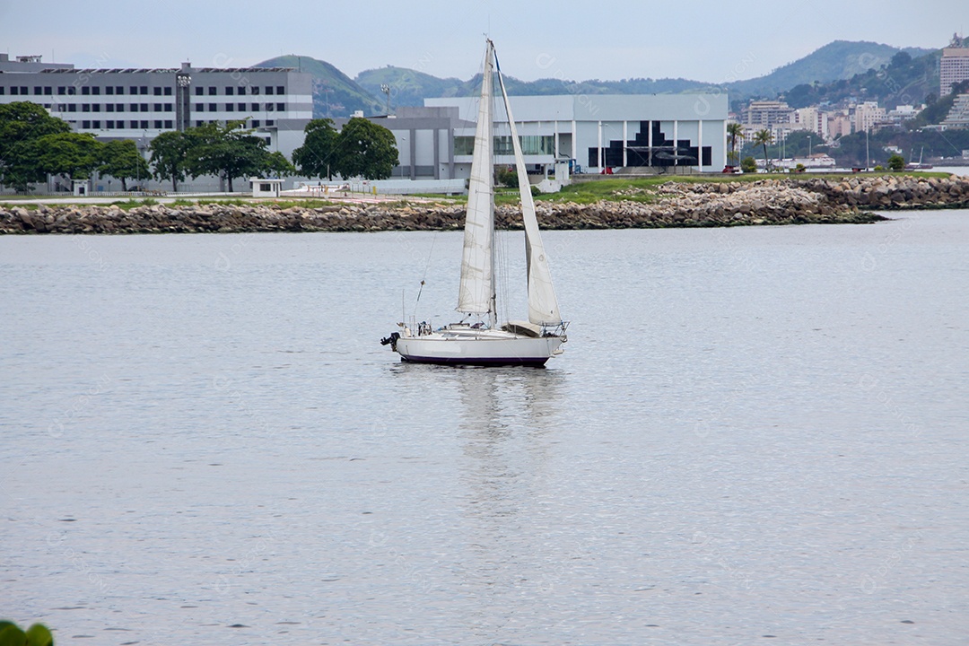 Barco a vela branca na baía de guanabara, rio de janeiro, brasil