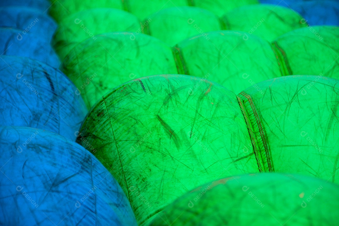 Brinquedos infláveis ​​para diversão na cor verde e azul no Rio de Janeiro- Brasil