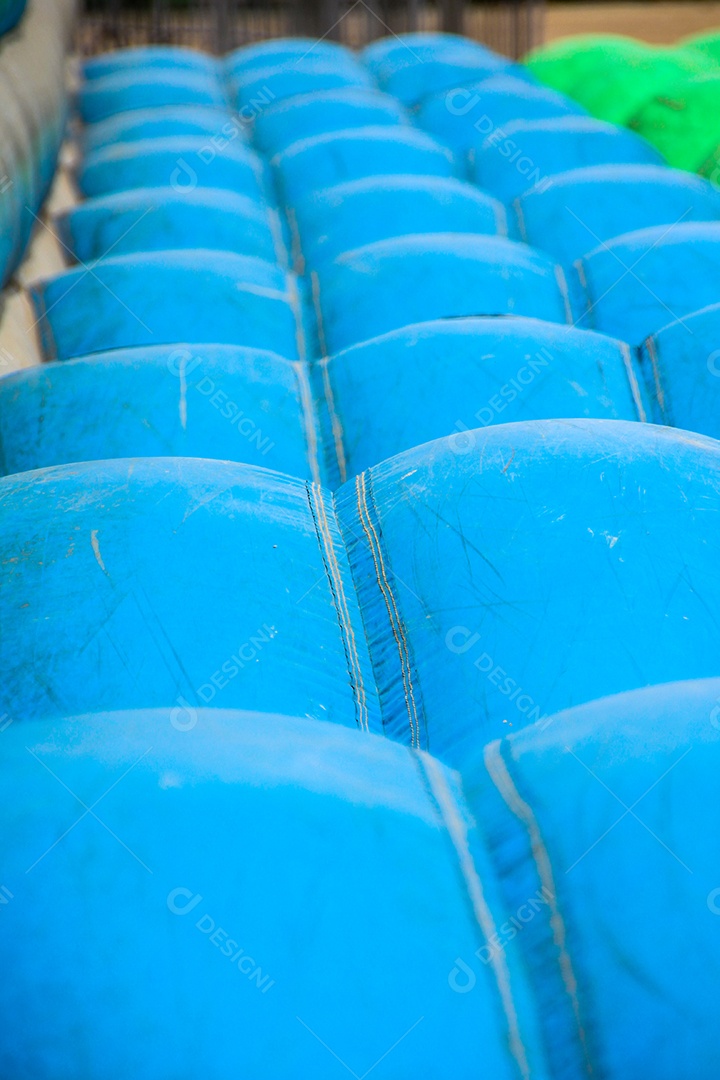 Brinquedos infláveis ​​para diversão na cor verde e azul no Rio de Janeiro- Brasil