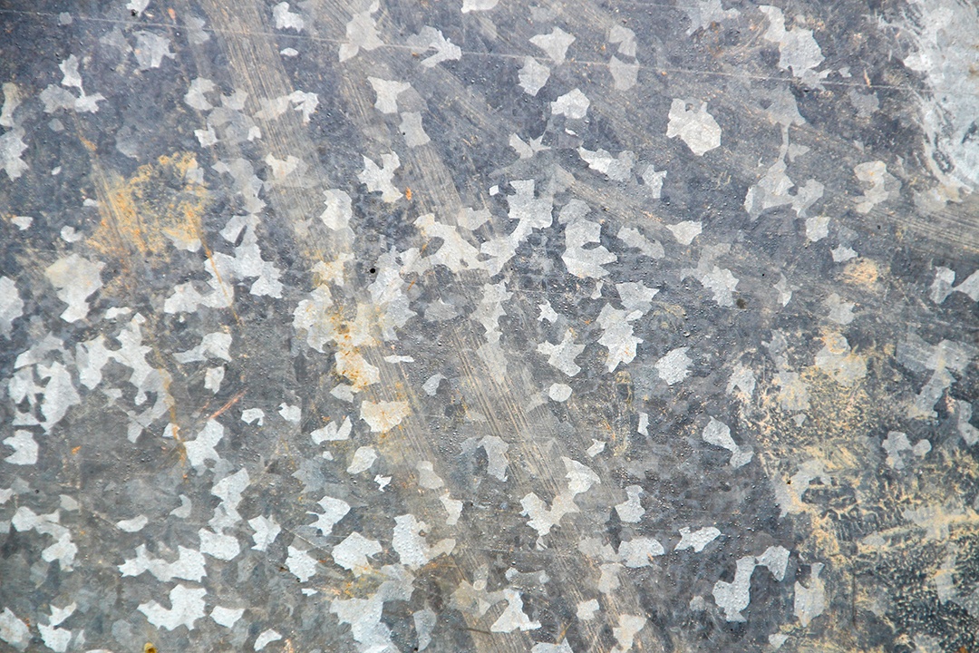 placa de alumínio suja com areia e argila para fundo de tela no rio de janeiro.