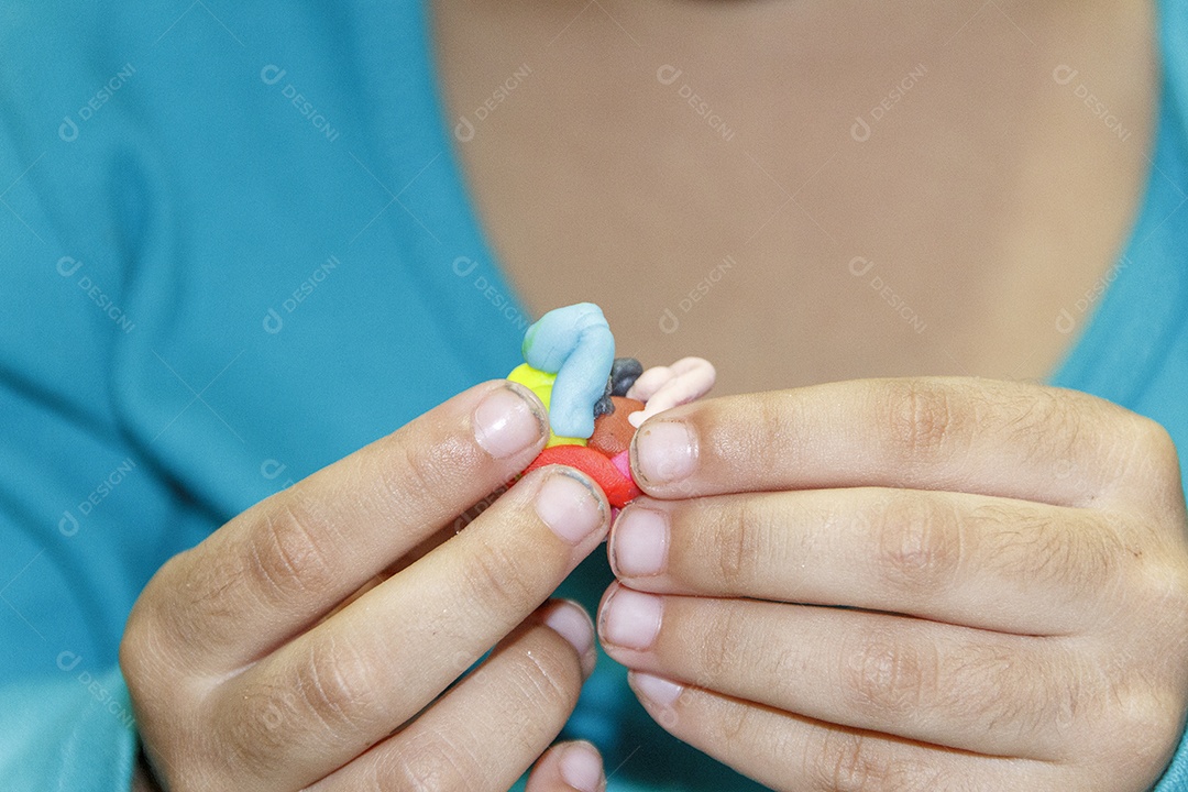 criança com mão suja de massinha de modelar