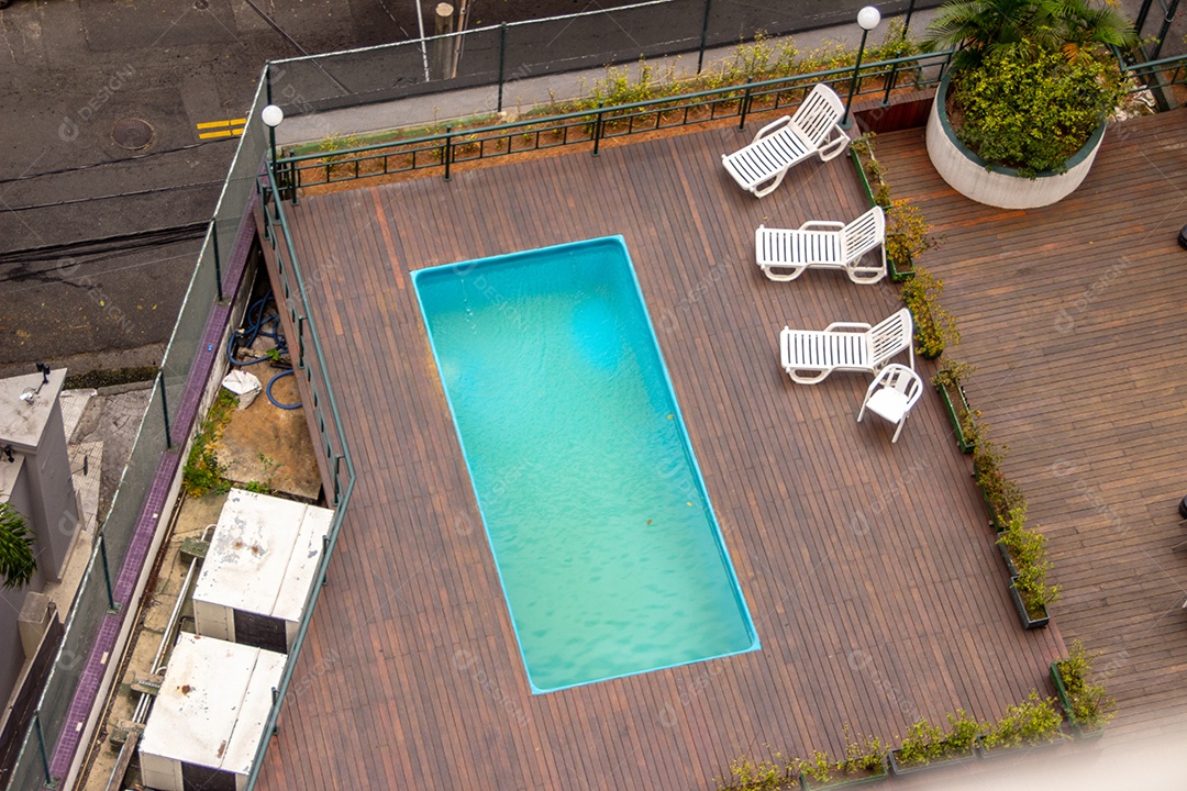 Piscina com piso de madeira em São Paulo Brasil