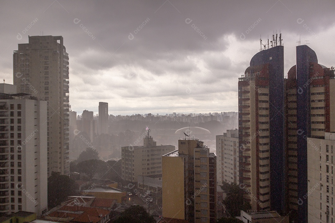chuva nos prédios do centro da cidade de são paulo Brasil