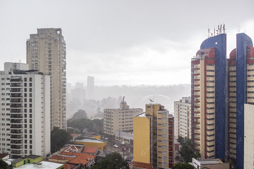 chuva nos prédios do centro da cidade de são paulo Brasil