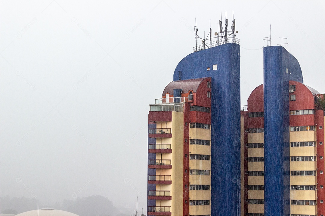 chuva nos prédios do centro da cidade de são paulo Brasil