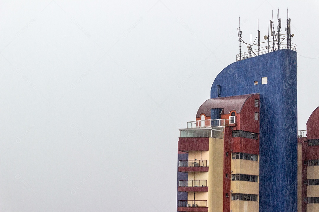 chuva nos prédios do centro da cidade de são paulo Brasil