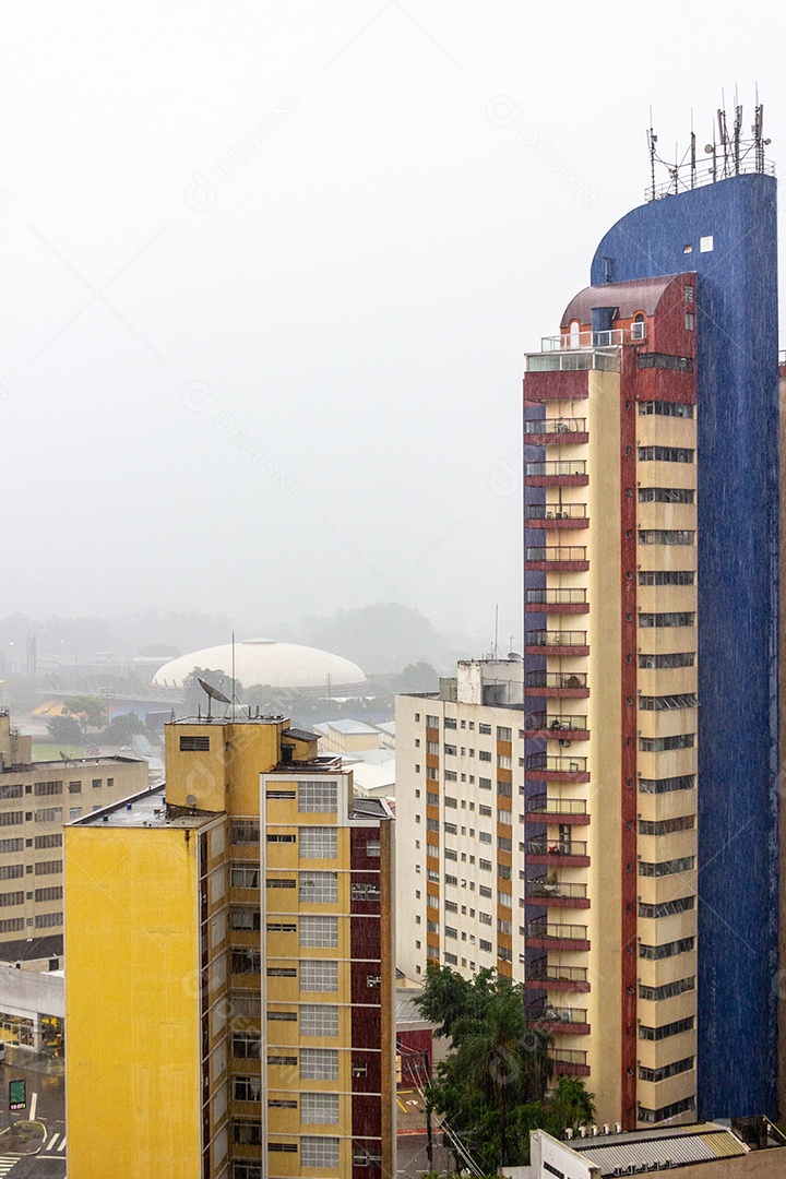 chuva nos prédios do centro da cidade de são paulo Brasil