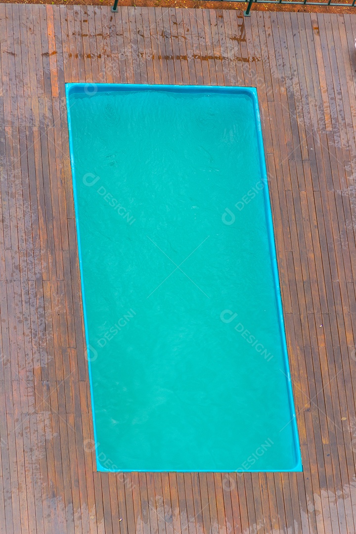 Piscina com piso de madeira em São Paulo Brasil