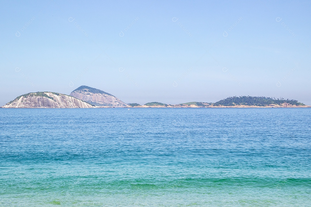 Linda vista da praia de ipanema com o arquipélago das cagarras