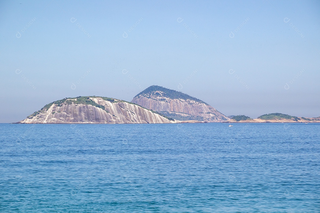 Linda vista da praia de ipanema com o arquipélago das cagarras