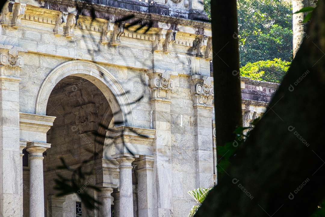 silhueta de uma planta com a parede do palácio do parque lage