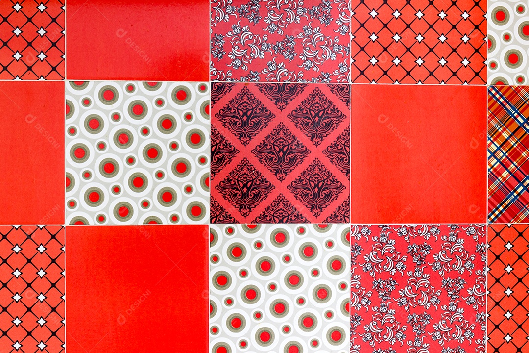 azulejos coloridos na cor vermelha em uma parede.