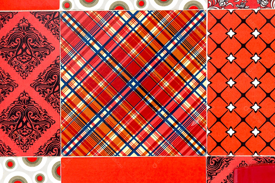 azulejos coloridos na cor vermelha em uma parede.