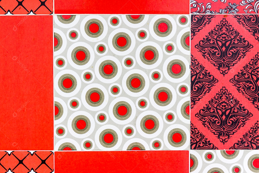 azulejos coloridos na cor vermelha em uma parede.