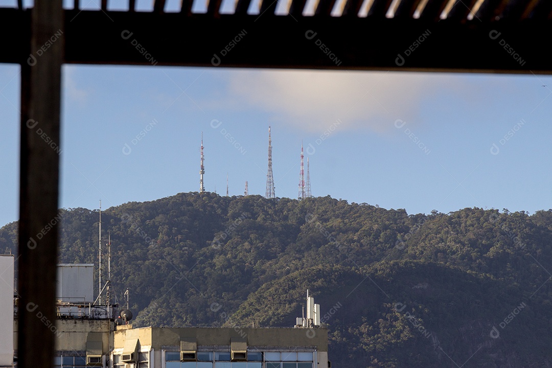 Vista das antenas de comunicação do alto do morro de sumare, no Rio de Janeiro.