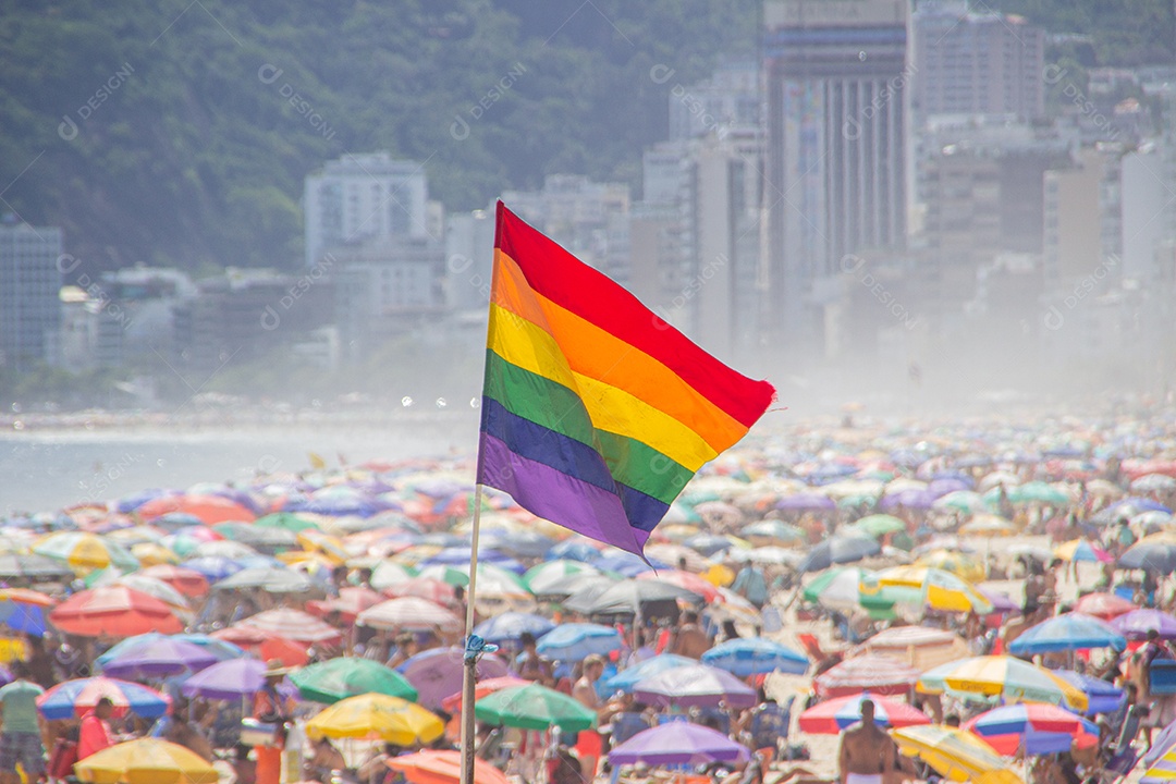 bandeira arco-íris do movimento LGBT na praia de Ipanema, no Rio de Janeiro.