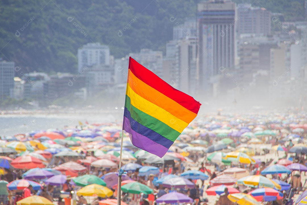 bandeira arco-íris do movimento LGBT na praia de Ipanema, no Rio de Janeiro.