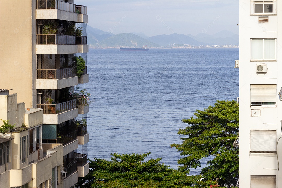 Mar da praia de Copacabana, vista do alto de um prédio do bairro.