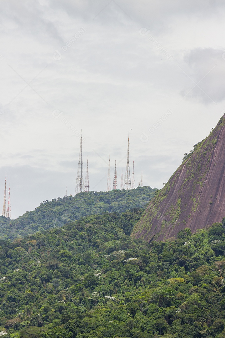 Vista das antenas de comunicação do alto do morro de sumare, no Rio de Janeiro.