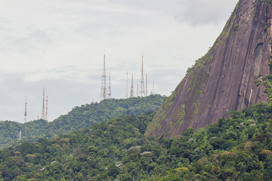 Vista das antenas de comunicação do alto do morro de sumare, no Rio de Janeiro.