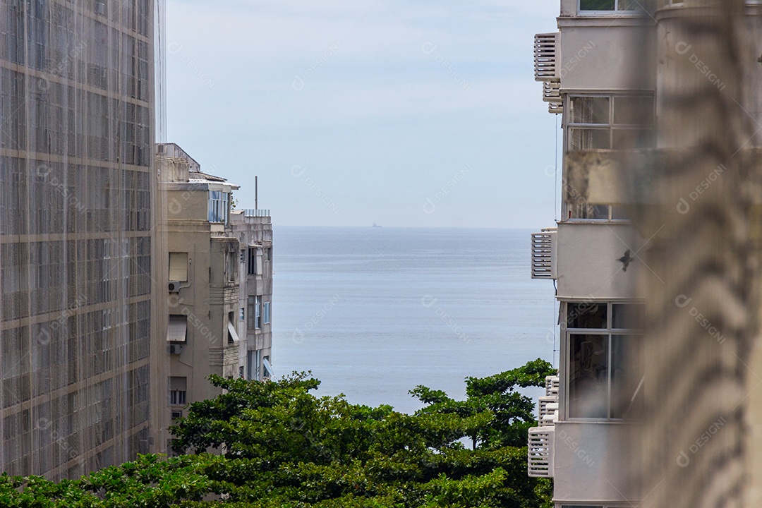 Mar da praia de Copacabana, vista do alto de um prédio do bairro.
