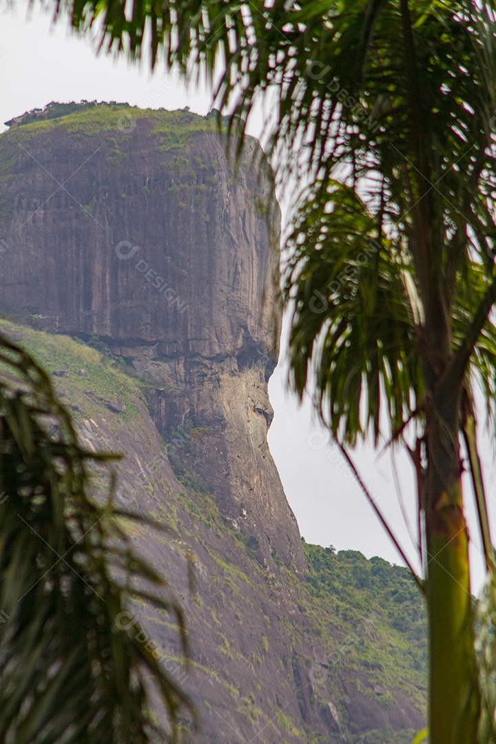 Pedra vista do bairro de São Conrado no Rio de Janeiro.