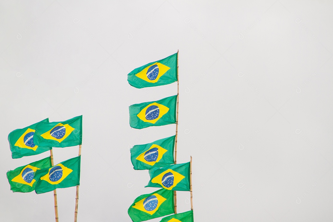 Bandeiras brasileiras ao ar livre na praia de Copacabana, no Rio de Janeiro.