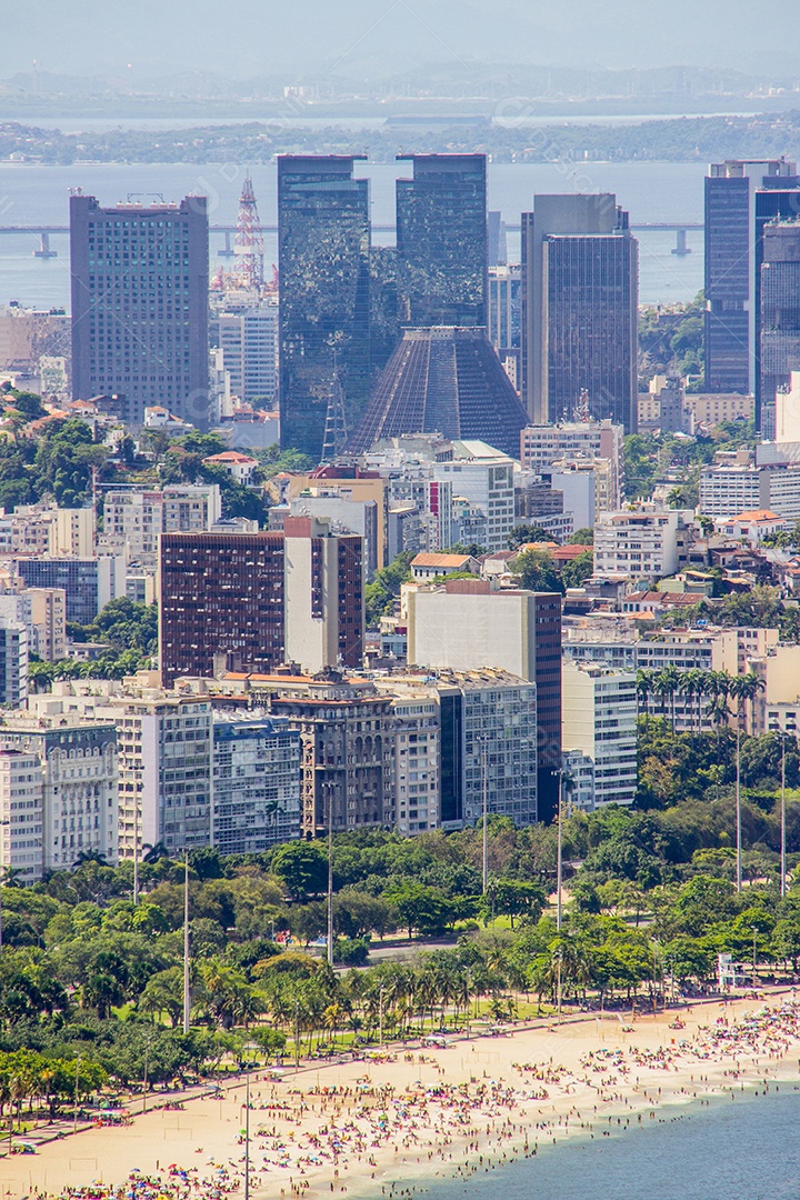 praia do flamengo e centro do rio de janeiro visto do alto do morro da urca.