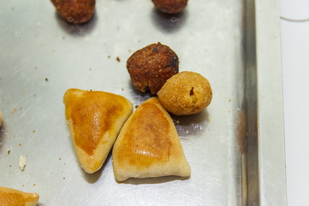 Salsicha brasileira, quibe e bola de queijo salgado