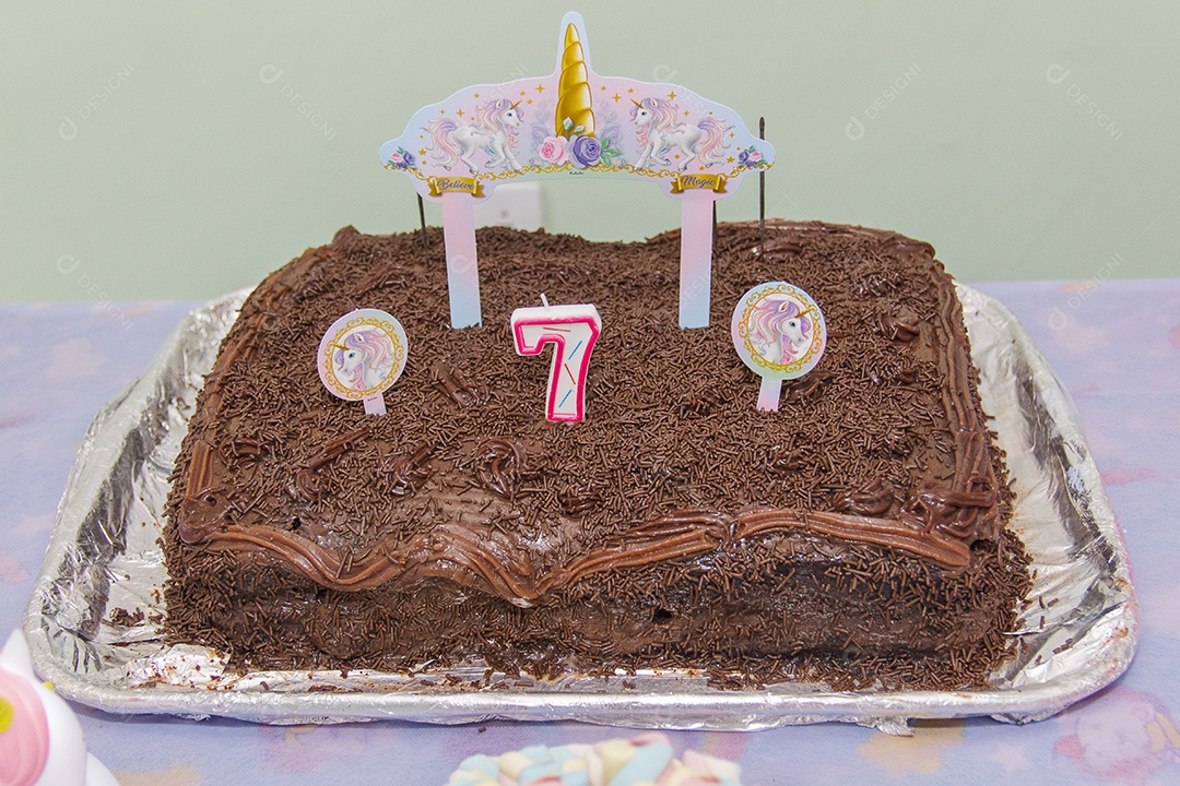 Bolo de chocolate com vela de 7 anos