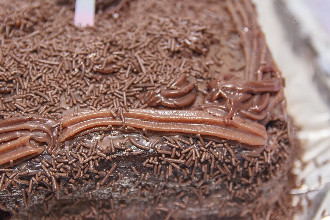 Bolo de chocolate com vela de 7 anos