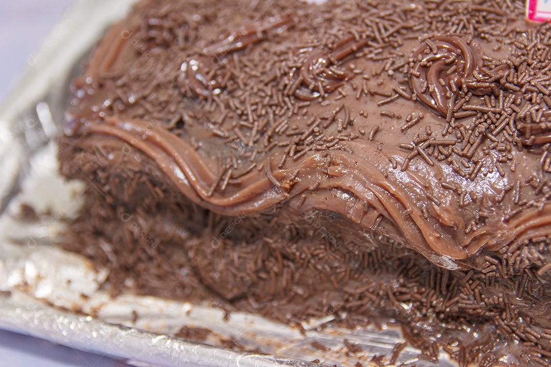 Bolo de chocolate com vela de 7 anos