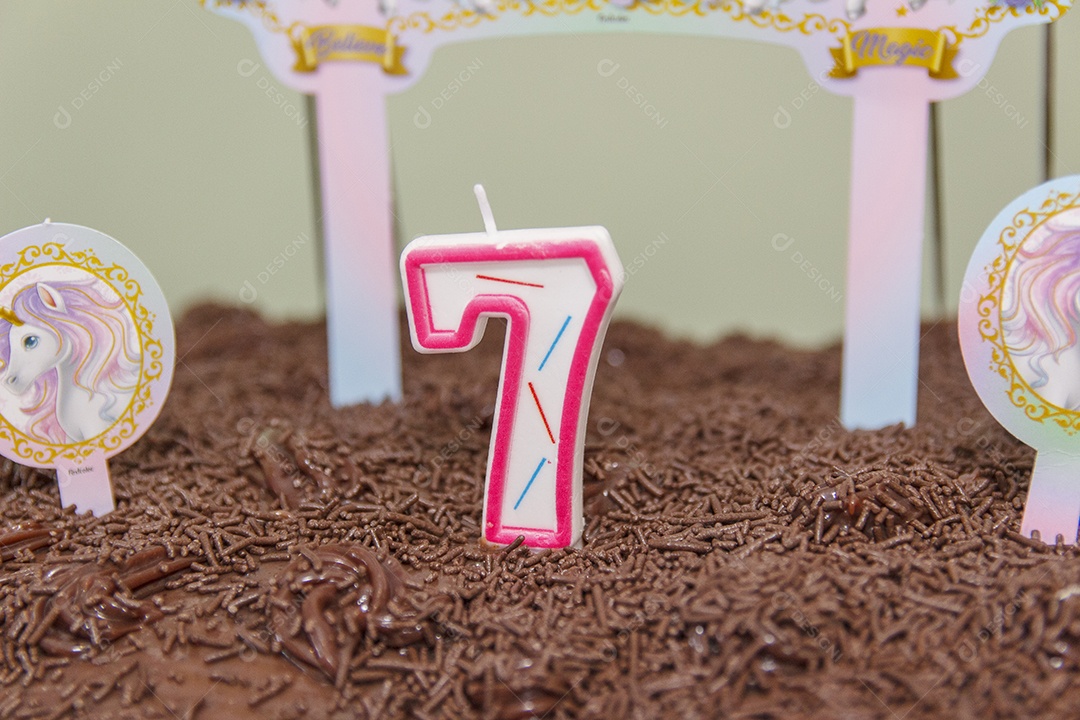 Bolo de chocolate com vela de 7 anos