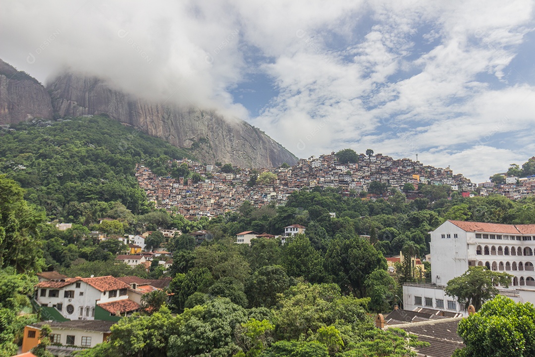 Favela da Rocinha vista do bairro da Gávea, no Rio de Janeiro.