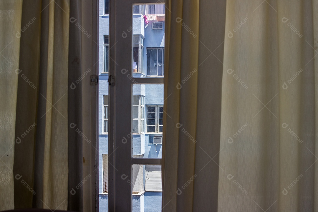 detalhes de um prédio pela janela de outro prédio em copacabana, rio de janeiro, brasil.