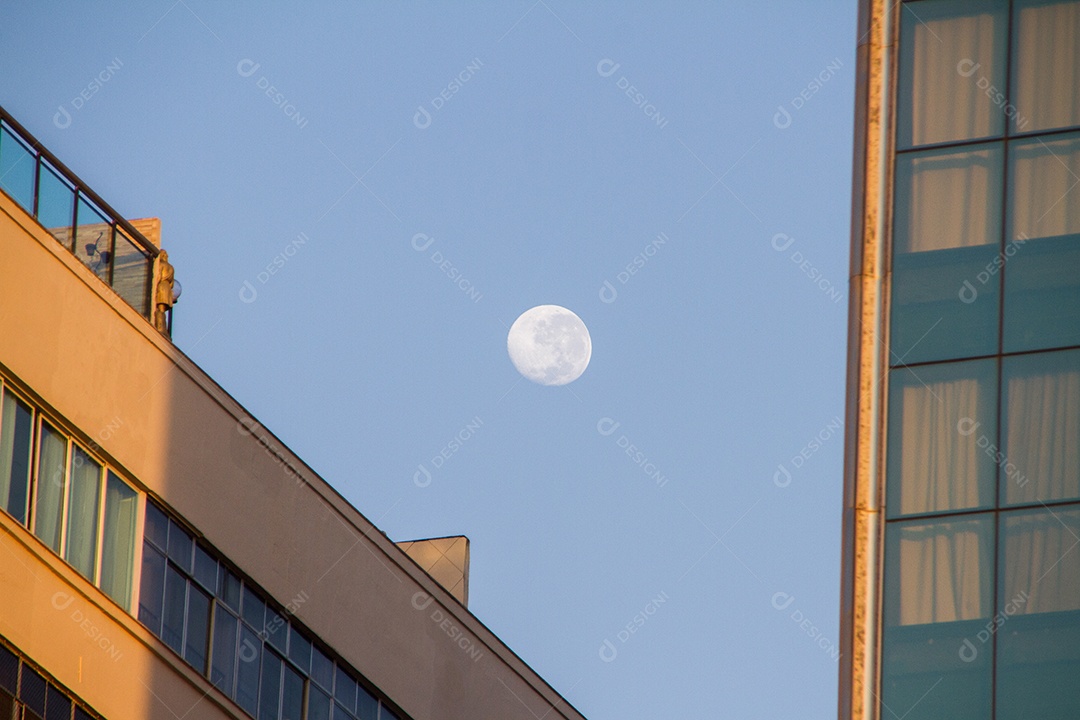 pôr da lua em um lindo céu azul no bairro de Copacaban