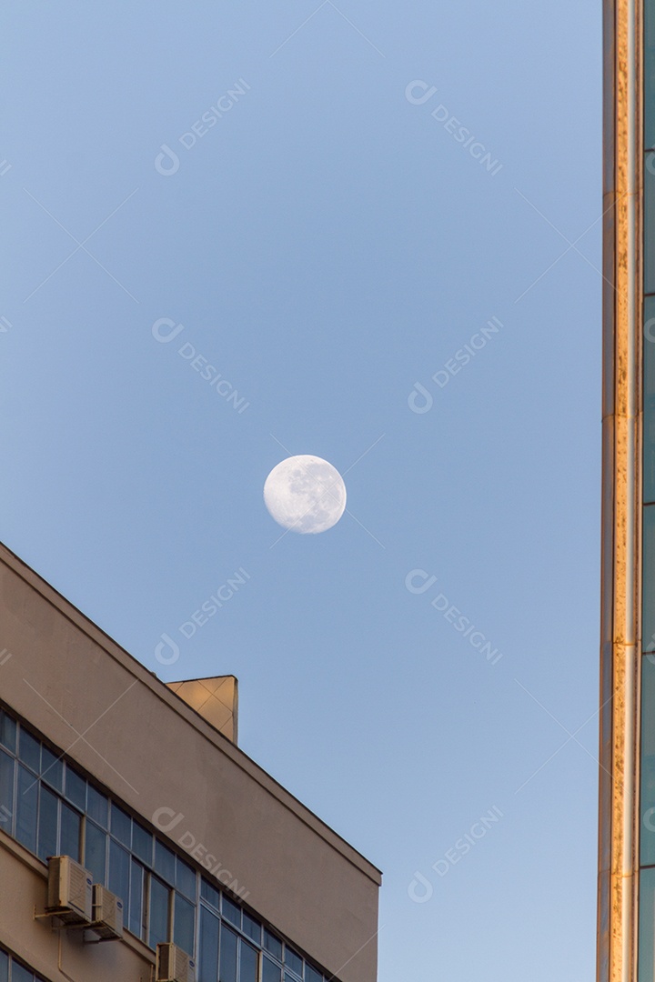 pôr da lua em um lindo céu azul no bairro de Copacabana