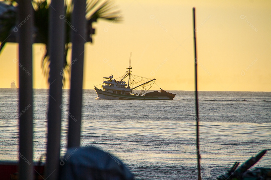 silhueta de um barco, navegando na praia de Copacabana, no Rio de Janeiro, Brasil.