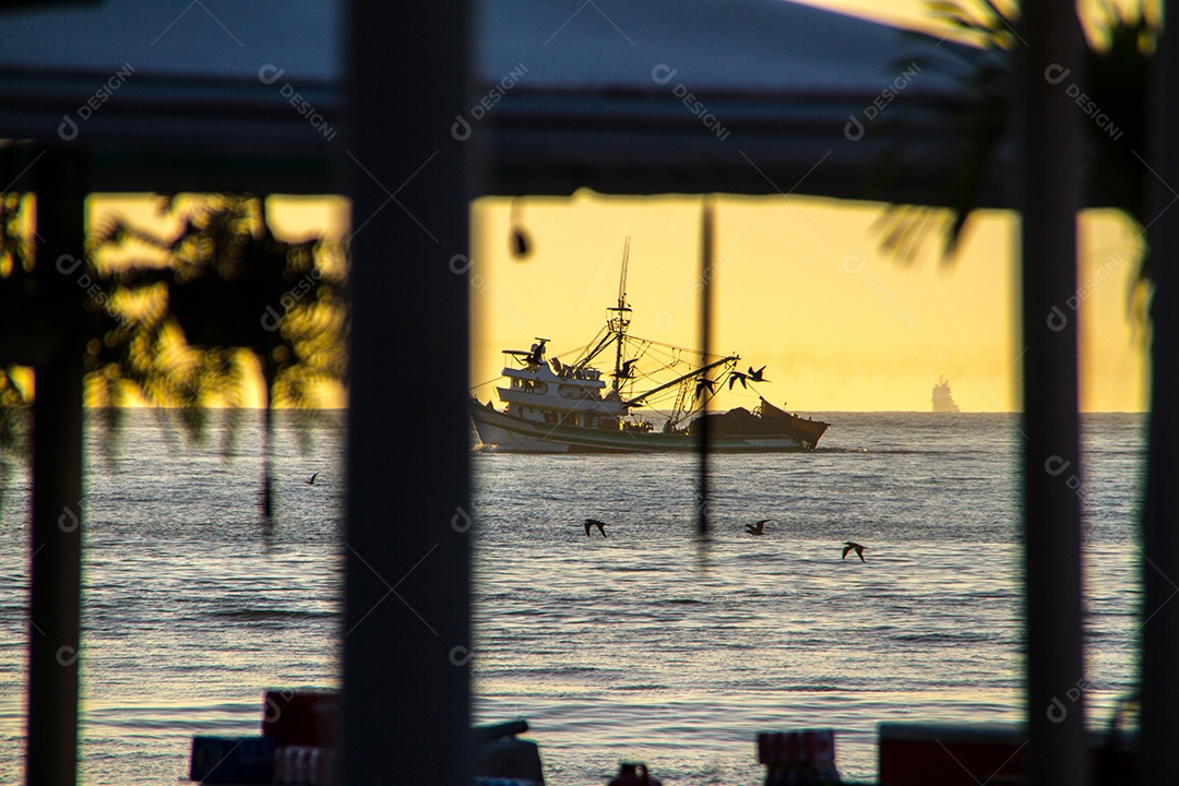 silhueta de um barco, navegando na praia de Copacabana, no Rio de Janeiro, Brasil.