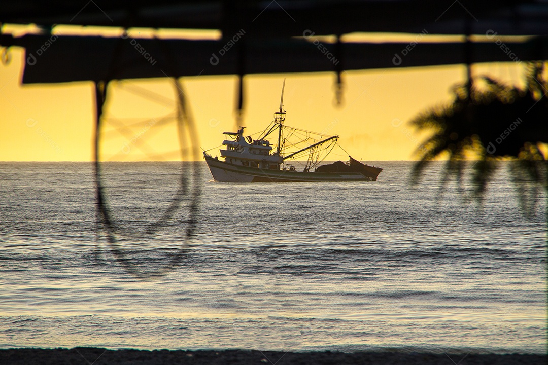 silhueta de um barco, navegando na praia de Copacabana, no Rio de Janeiro, Brasil.