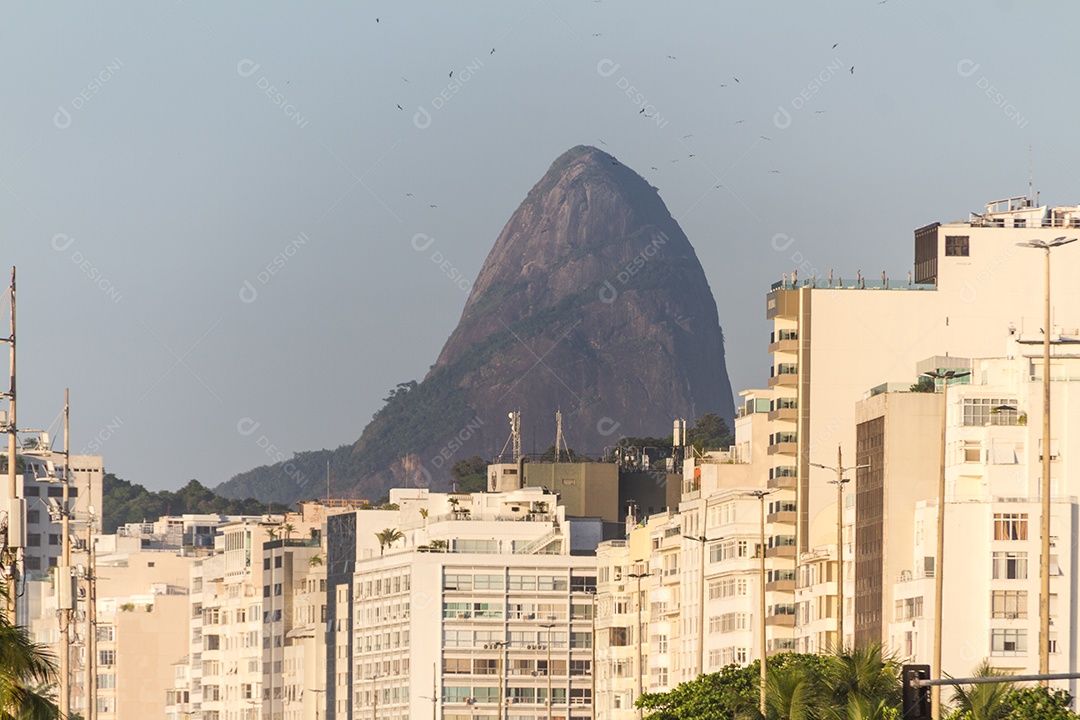 dois morro irmão visto do bairro de copacabana no rio de janeiro brasil.