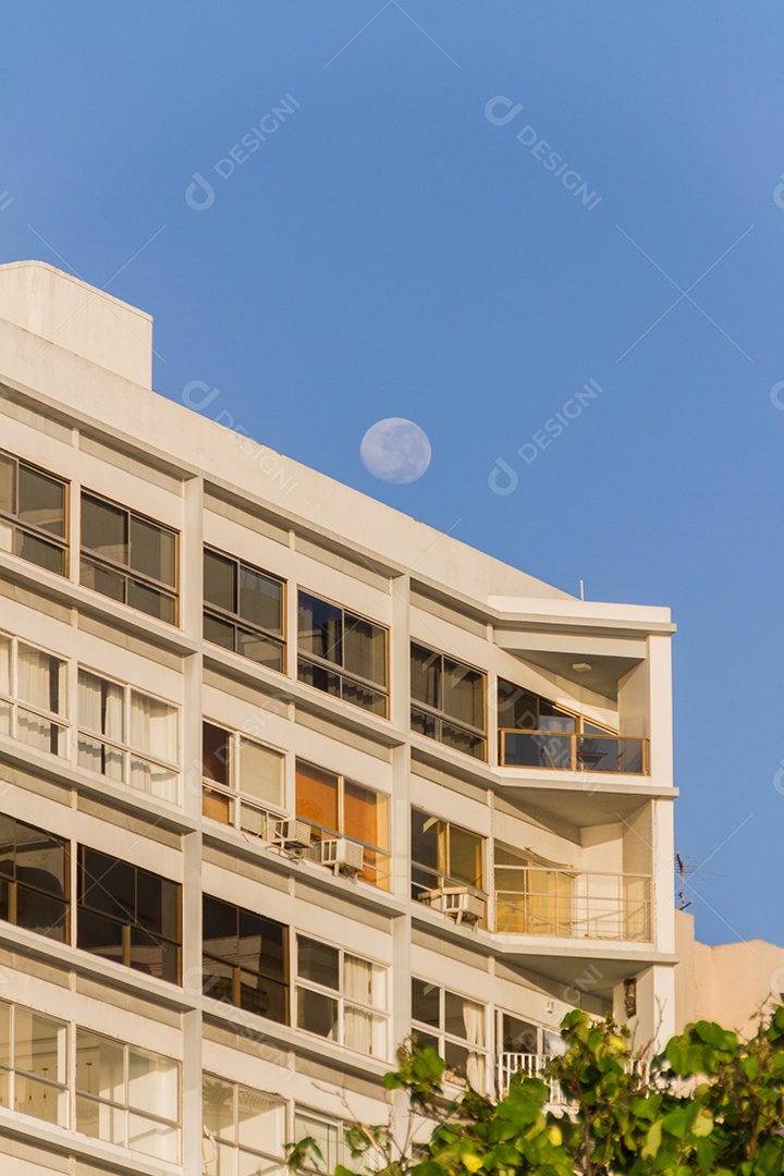 pôr da lua em um lindo céu azul no bairro de Copacabana, Rio de Janeiro, Brasil.