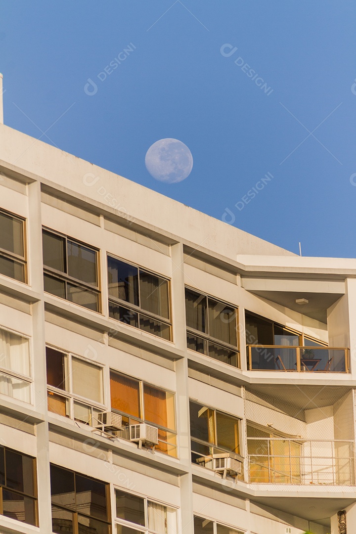 pôr da lua em um lindo céu azul no bairro de Copacabana