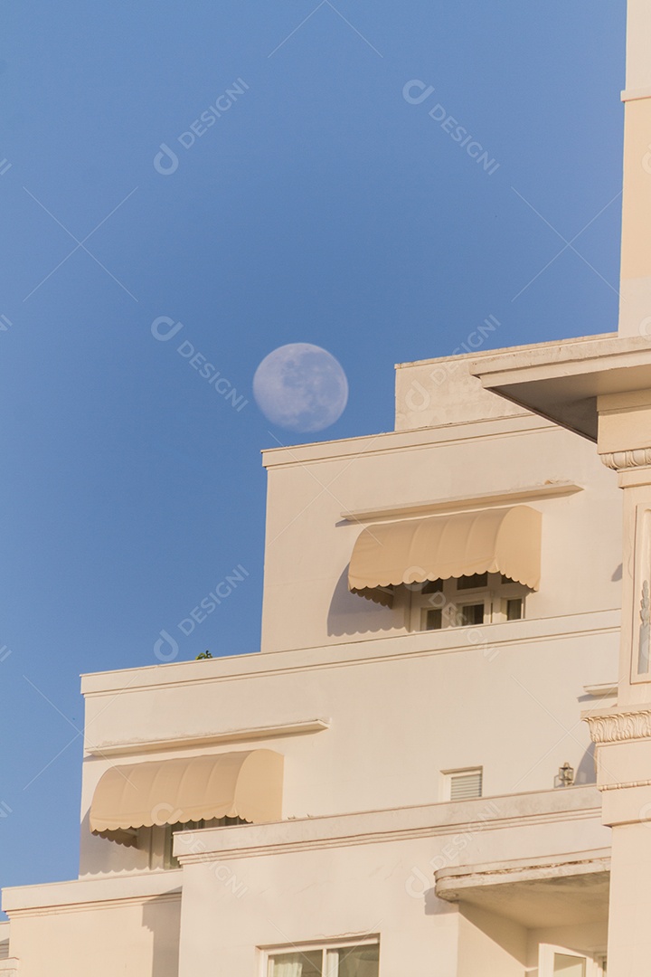 pôr da lua em um lindo céu azul no bairro de Copacabana